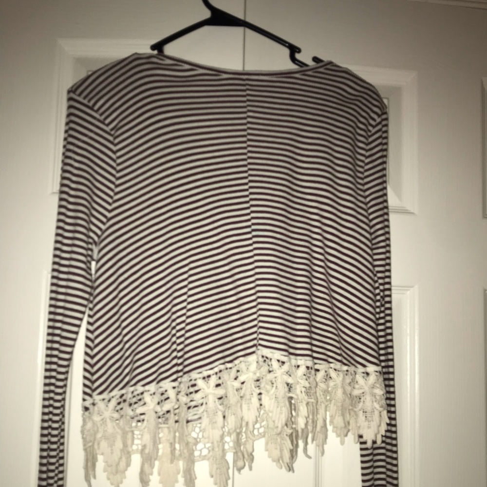 Burgundy-striped long sleeve crop top